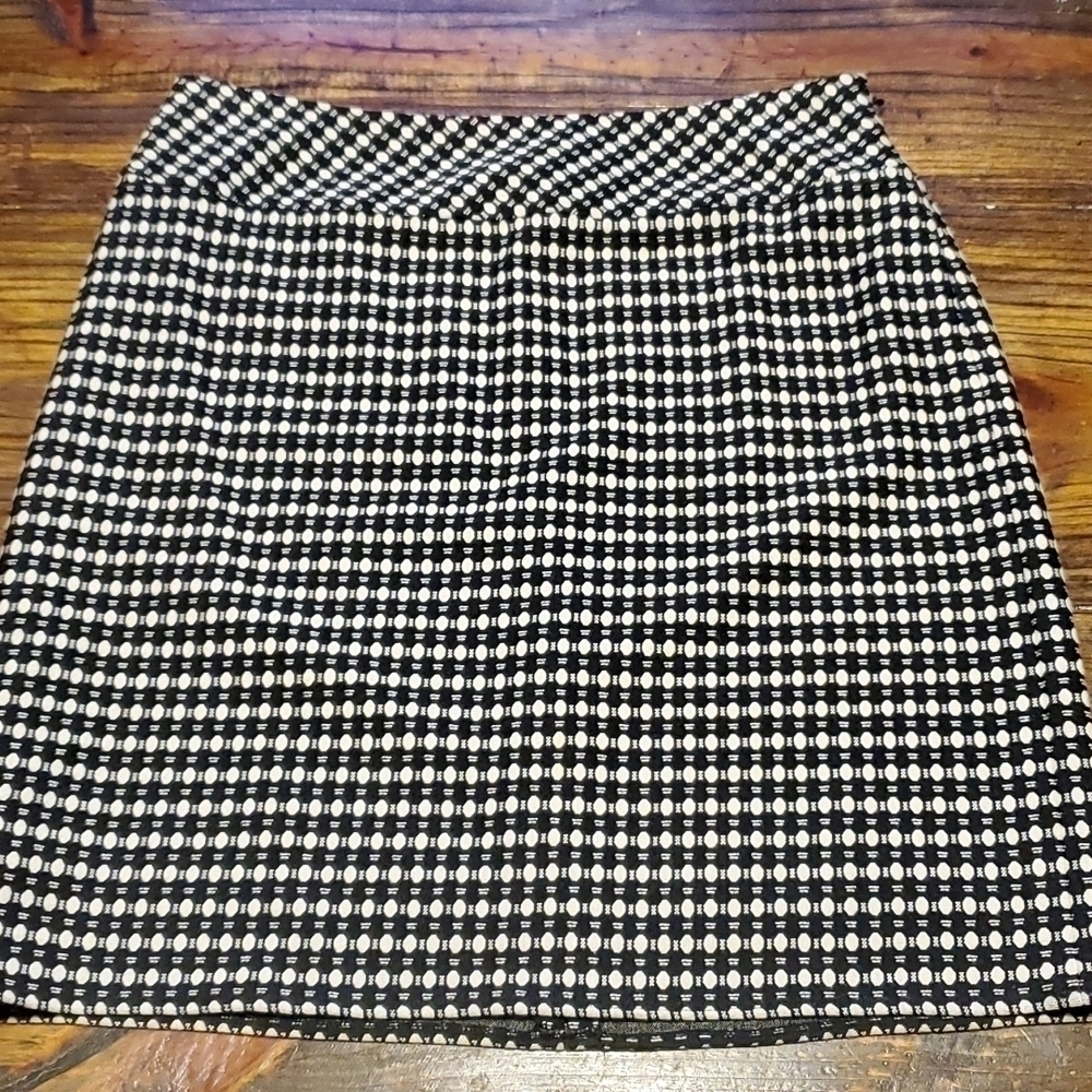 Ann Taylor Loft Black and White Graphic Skirt Sz 4